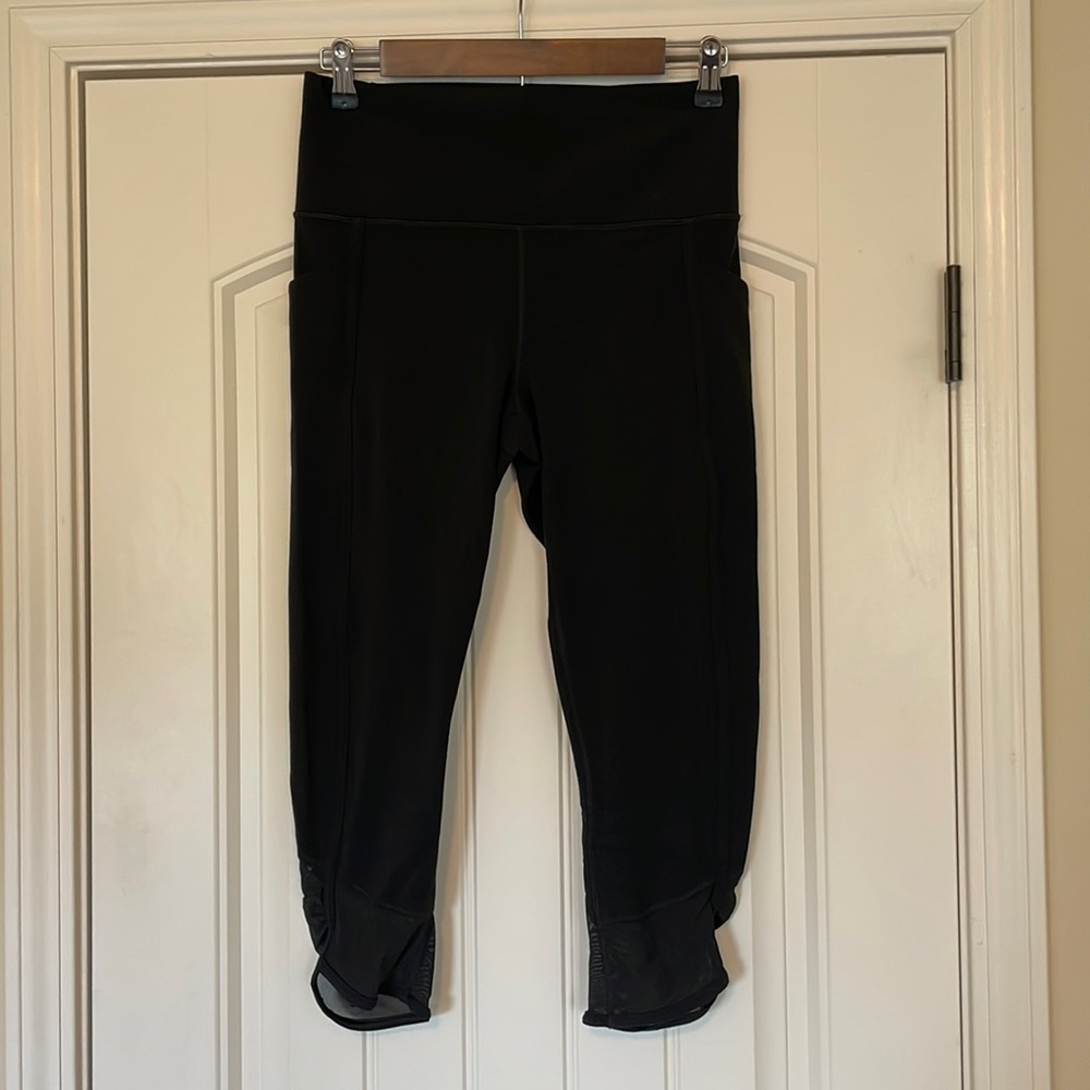 Black Athleta salutation stash pocket II capri in size medium.